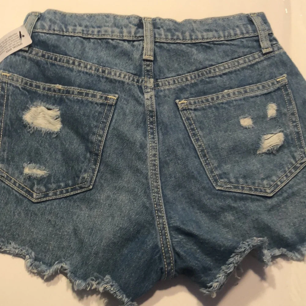 Woman’s distressed hi-rise shorts - Picture 1 of 9